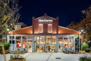 Außenansicht des Gleis//Garten in der Nacht